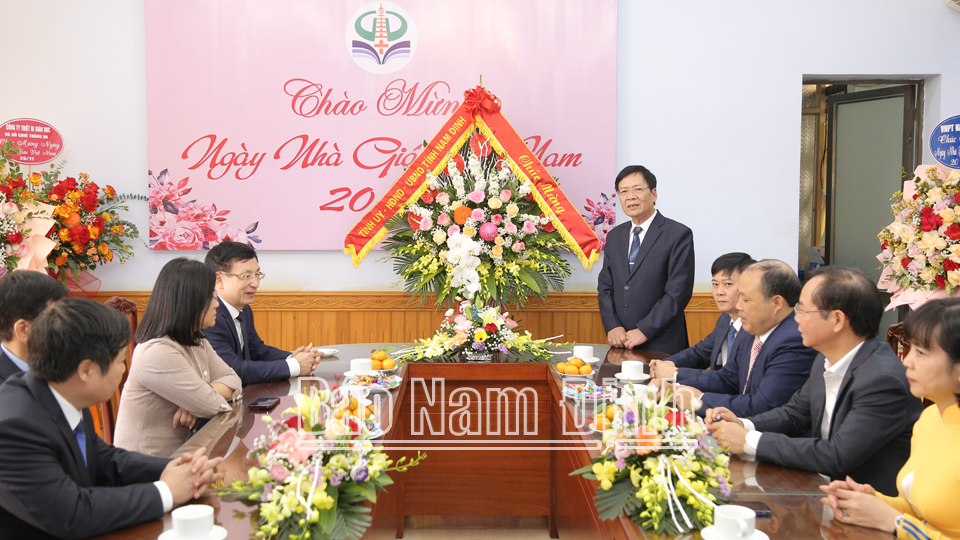 Đồng chí Cao Xuân Hùng, TUV, Giám đốc Sở GD và ĐT phát biểu cảm ơn lãnh đạo tỉnh.
