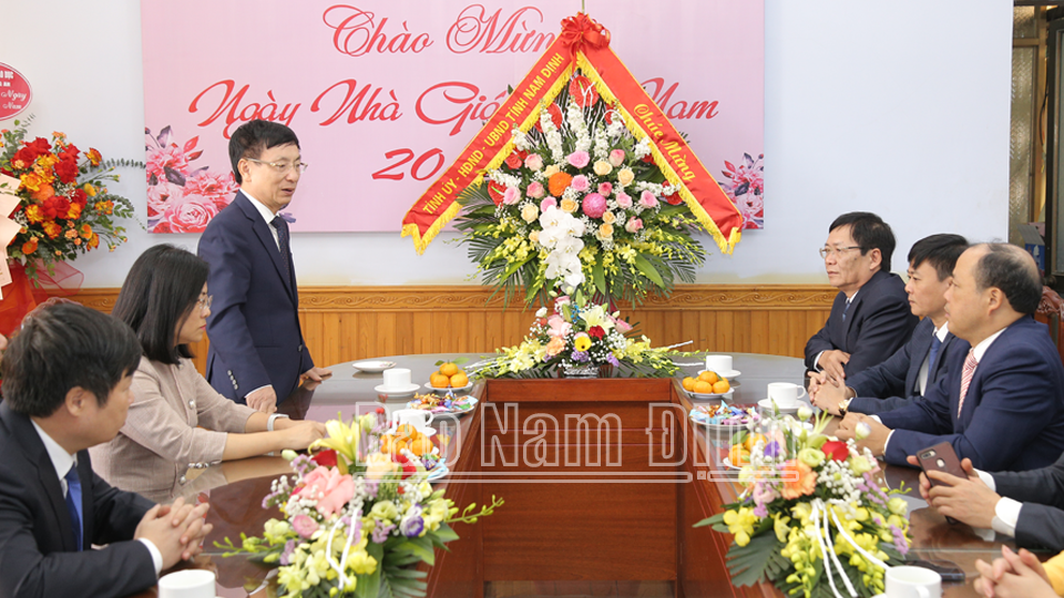 Đồng chí Phạm Đình Nghị, Phó Bí thư Tỉnh ủy, Chủ tịch UBND tỉnh phát biểu chúc mừng Sở GD và ĐT nhân Ngày Nhà giáo Việt Nam 20-11. 
