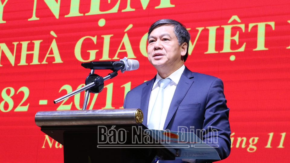 Đồng chí Trần Lê Đoài, TUV, Phó Chủ tịch UBND tỉnh phát biểu chúc mừng tập thể cán bộ, giáo viên Trường Cao đẳng Kinh tế và Công nghệ Nam Định.