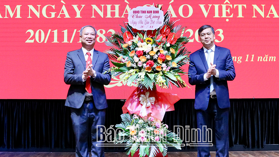 Đồng chí Phó Chủ tịch UBND tỉnh chúc mừng Trường Cao đẳng Kinh tế và Công nghệ Nam Định nhân Ngày Nhà giáo Việt Nam 20-11