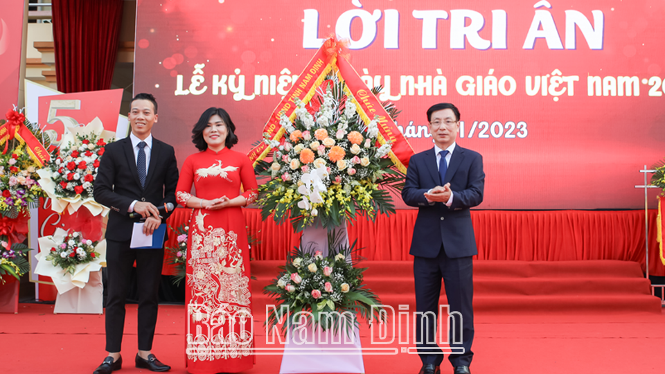 Đồng chí Chủ tịch UBND tỉnh dự Lễ kỷ niệm Ngày Nhà giáo Việt Nam tại Trường Tiểu học Trần Nhân Tông