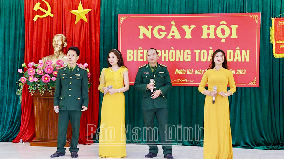 Tiết mục biểu diễn văn nghệ chào mừng Ngày hội Biên phòng toàn dân tại xã Nghĩa Hải (Nghĩa Hưng).