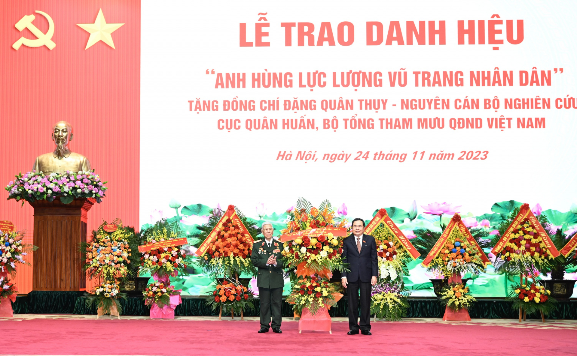 Phó Chủ tịch Thường trực Quốc hội Trần Thanh Mẫn tặng hoa chúc mừng nguyên Phó Chủ tịch Quốc hội, Trung tướng Đặng Quân Thụy.
