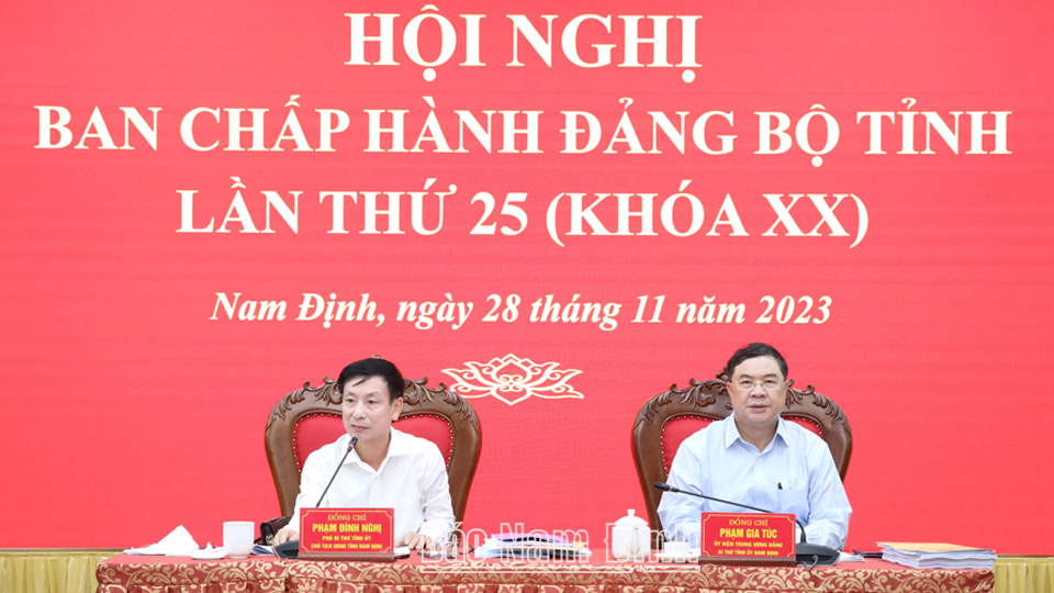 Đồng chí Chủ tịch UBND tỉnh Phạm Đình Nghị điều hành phiên thảo luận.ĐT5
            