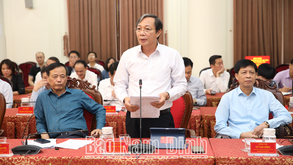 Đồng chí Sái Hồng Thanh, TUV, Bí thư Huyện ủy Nghĩa Hưng phát biểu tại hội nghị.