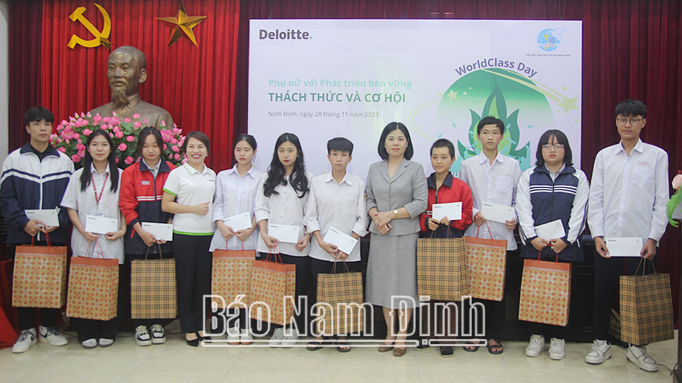 Lãnh đạo Hội LHPN tỉnh và Công ty TNHH Kiểm toán Deloitte Việt Nam trao học bổng “Thắp sáng niềm tin” cho học sinh mồ côi trên địa bàn tỉnh. 
