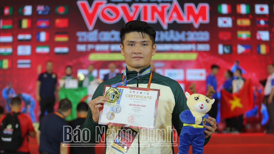 VĐV Nam Định Nguyễn Hữu Toàn xuất sắc giành Huy chương Vàng nội dung đối kháng hạng cân 92kg tại Giải Vô địch Vovinam thế giới lần thứ VII-2023. Ảnh Trung tâm thể thao thành tích cao tỉnh vung cấp