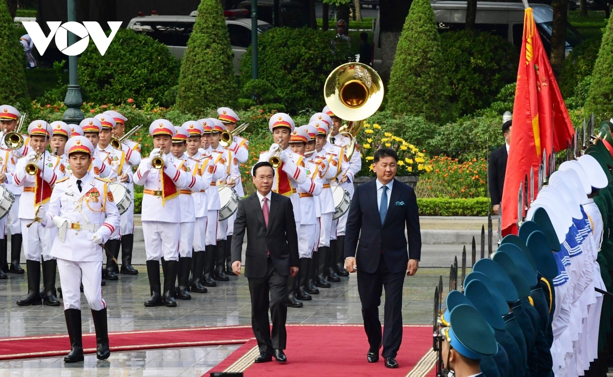 Chủ tịch nước Võ Văn Thưởng chủ trì lễ đón trọng thể Tổng thống Mông Cổ.