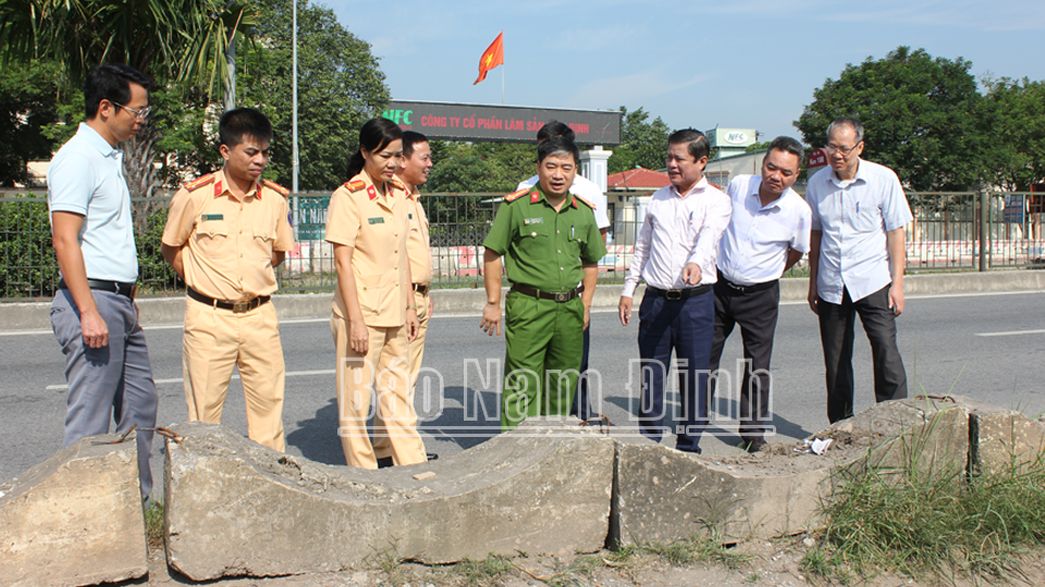 Đoàn kiểm tra của Ban ATGT tỉnh khảo sát bất cập về tổ chức giao thông trên địa bàn thành phố Nam Định. 