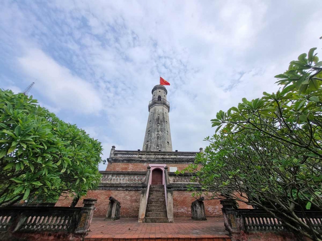 Đứng trên đỉnh cột cờ có thể nhìn thấy toàn cảnh trung tâm TP Nam Định. 