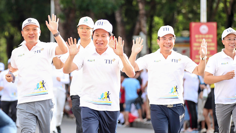Bí thư Thành ủy Hải Phòng Lê Tiến Châu cùng các đại biểu tham gia giải chạy.