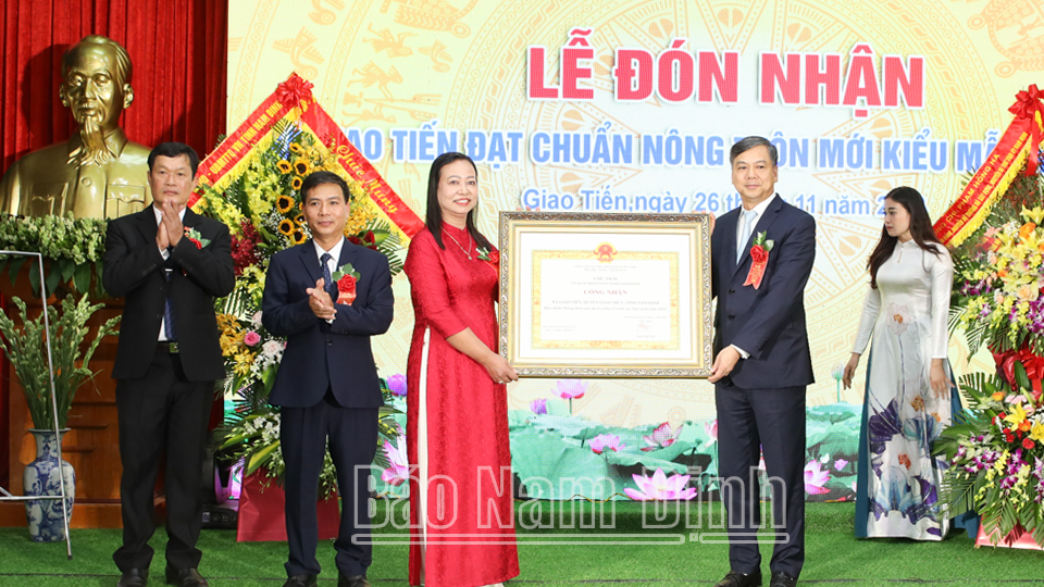Đồng chí Trần Lê Đoài, TUV, Phó Chủ tịch UBND tỉnh trao Bằng công nhận đạt xã NTM kiểu mẫu về lĩnh vực sản xuất năm 2022 cho xã Giao Tiến.