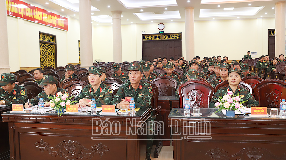 Đồng chí Thiếu tướng Lương Văn Kiểm, Phó Tư lệnh Quân khu 3 và các đại biểu dự buổi khai mạc.
