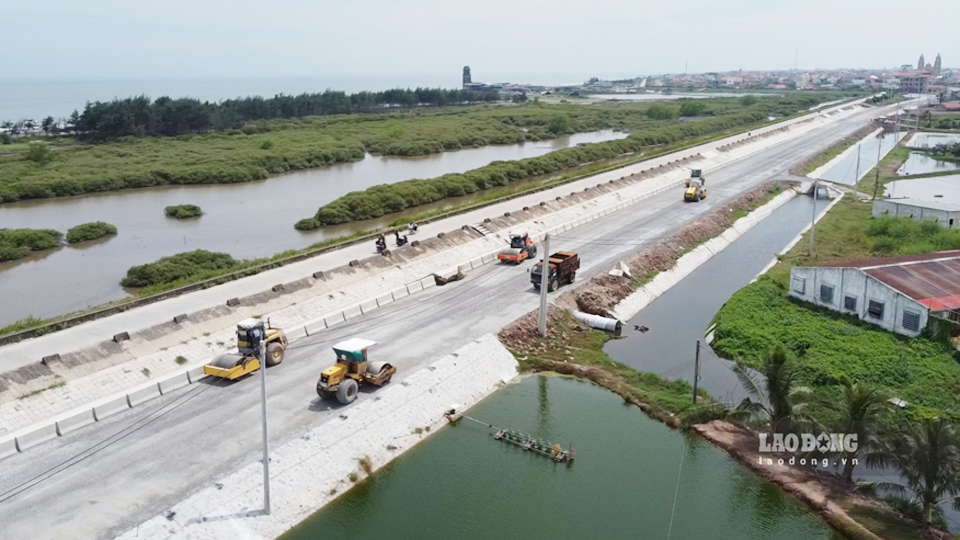 Dự án tuyến đường bộ ven biển đoạn qua tỉnh Nam Định với tổng mức đầu tư khoảng 2.700 tỉ đồng đang triển khai xây dựng. 