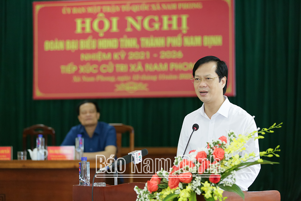 Đồng chí Bí thư Thành ủy, Chủ tịch HĐND thành phố Nam Định Nguyễn Anh Tuấn trả lời các ý kiến của cử tri tại hội nghị.