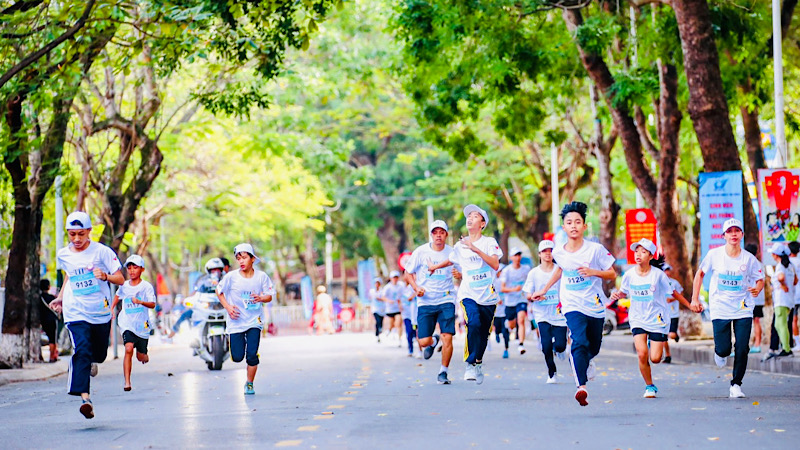 Học sinh các trường học tích cực tham gia giải chạy.
