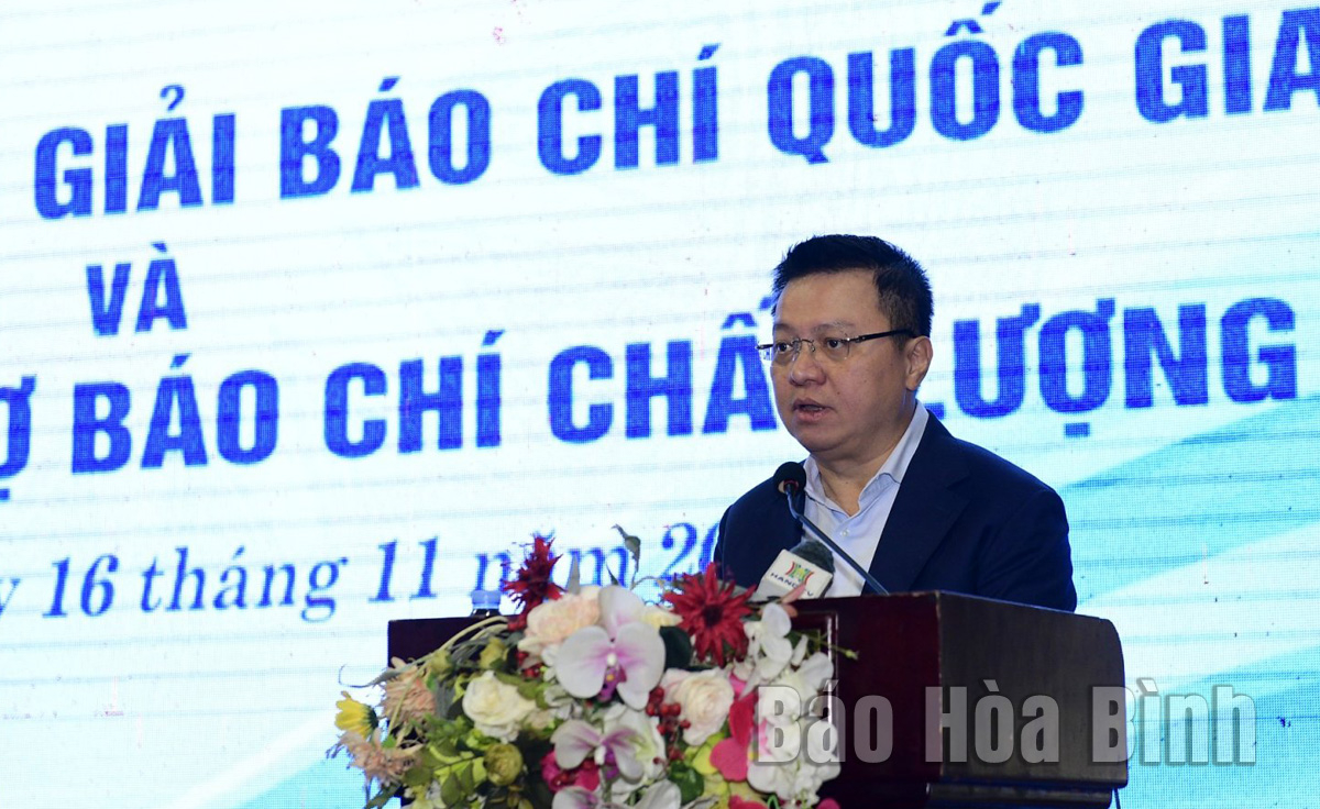 Đồng chí Lê Quốc Minh, Ủy viên BCH T.Ư Đảng, Tổng Biên tập Báo Nhân Dân, Phó Trưởng Ban Tuyên giáo Trung ương, Chủ tịch Hội Nhà báo Việt Nam phát biểu khai mạc hội nghị.