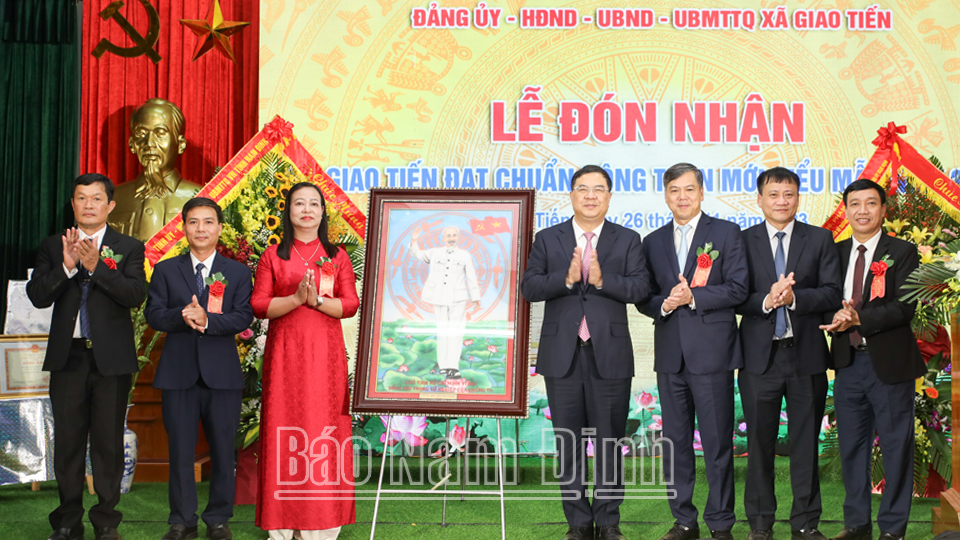 Đồng chí Bí thư Tỉnh ủy Phạm Gia Túc và các đồng chí lãnh đạo tỉnh tặng bức tranh Bác Hồ chúc mừng Đảng bộ, chính quyền và nhân dân xã Giao Tiến.
