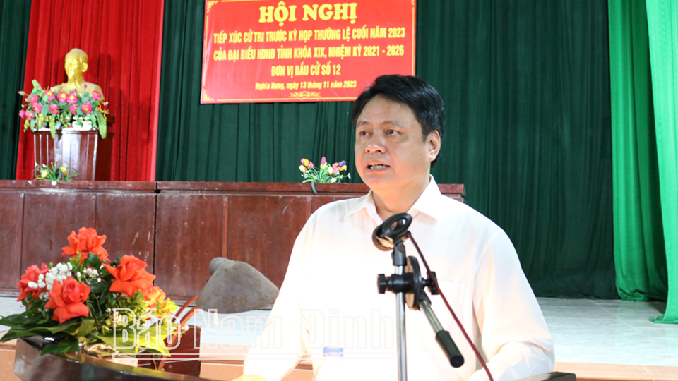 Đồng chí Trần Minh Thắng, Ủy viên Ban TVTU, Trưởng Ban Dân vận Tỉnh ủy phát biểu tại buổi tiếp xúc cử tri huyện Nghĩa Hưng.
            