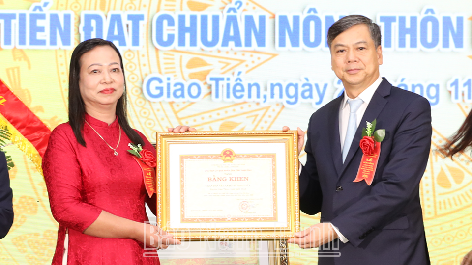 Đồng chí Trần Lê Đoài, TUV, Phó Chủ tịch UBND tỉnh trao Bằng khen của UBND tỉnh về thành tích xây dựng NTM kiểu mẫu cho xã Giao Tiến.

