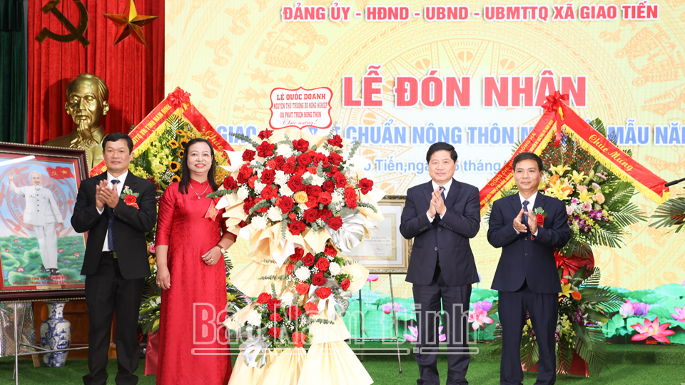 Đồng chí Lê Quốc Doanh, nguyên Thứ trưởng Bộ NN và PTNT tặng lẵng hoa tươi thắm chúc mừng Đảng bộ, chính quyền và nhân dân xã Giao Tiến. 
