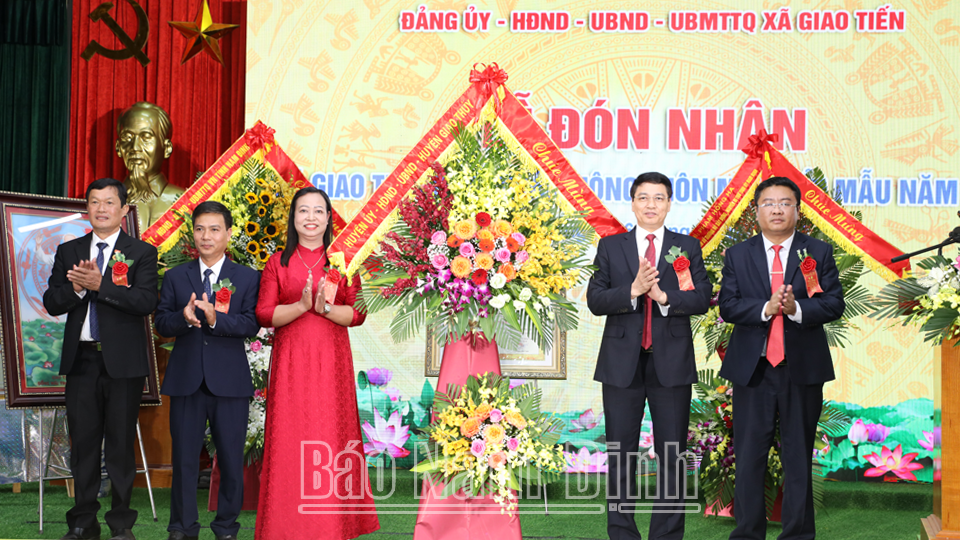 Lãnh đạo huyện Giao Thủy tặng lẵng hoa tươi thắm chúc mừng Đảng bộ, chính quyền và nhân dân xã Giao Tiến.