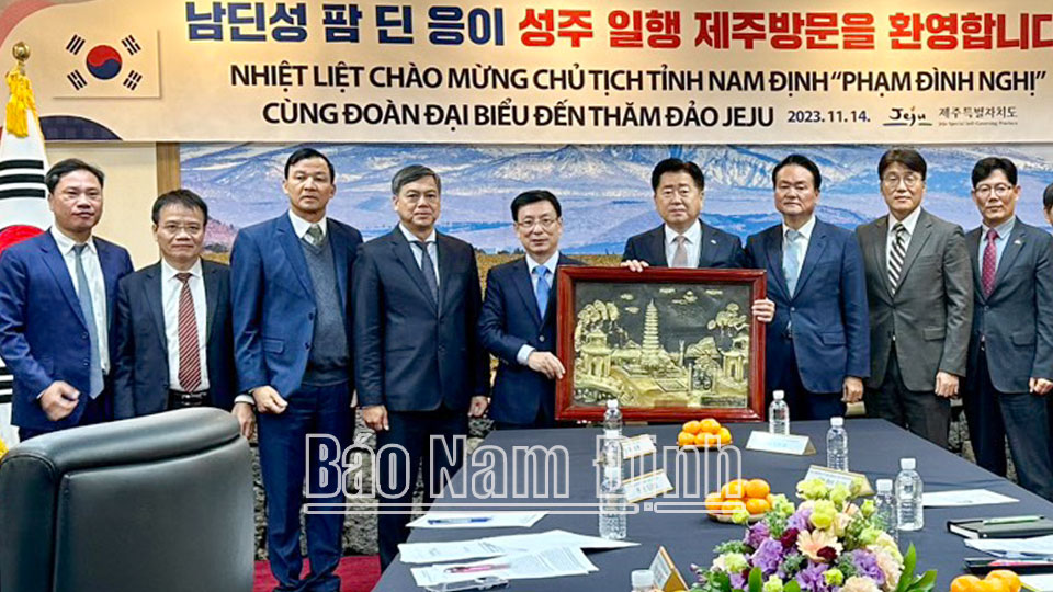Đoàn Công tác của tỉnh tặng Thống đốc tỉnh Jeju bức tranh Tháp Phổ Minh-biểu tượng lịch sử-văn hóa của tỉnh Nam Định