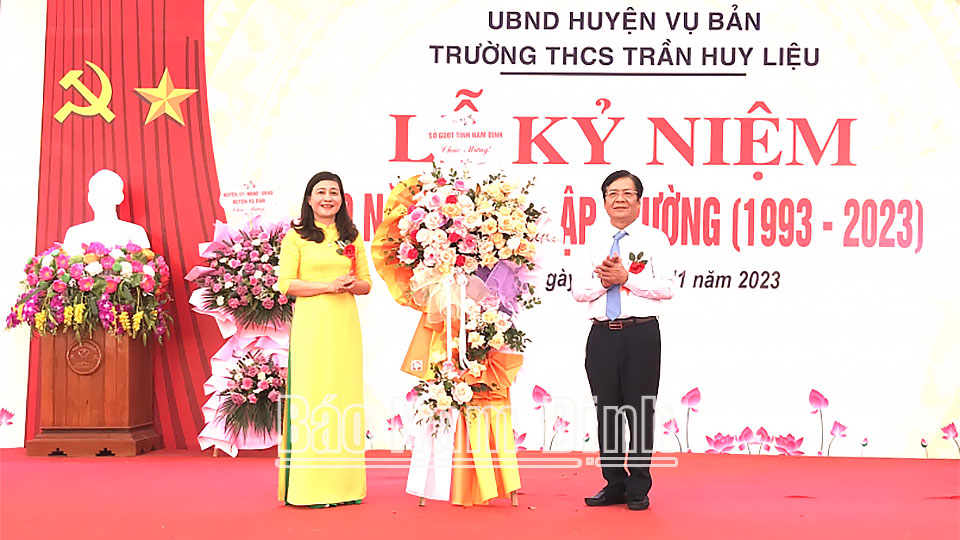 Đồng chí Cao Xuân Hùng, TUV, Giám đốc Sở GD và ĐT tặng hoa chúc mừng mái ấm ngôi trường.