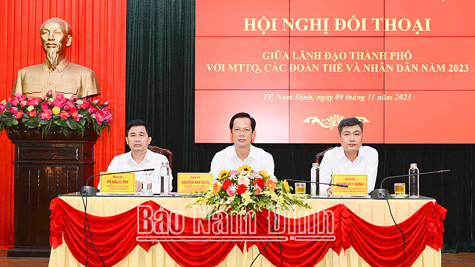 Các đồng chí lãnh đạo Thành ủy, UBND thành phố Nam Định chủ trì hội nghị đối thoại.