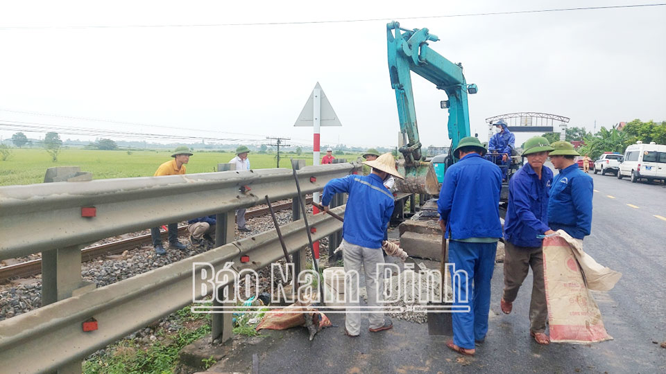 Triển khai đóng lối đi tự mở qua đường sắt trên địa bàn huyện Mỹ Lộc.