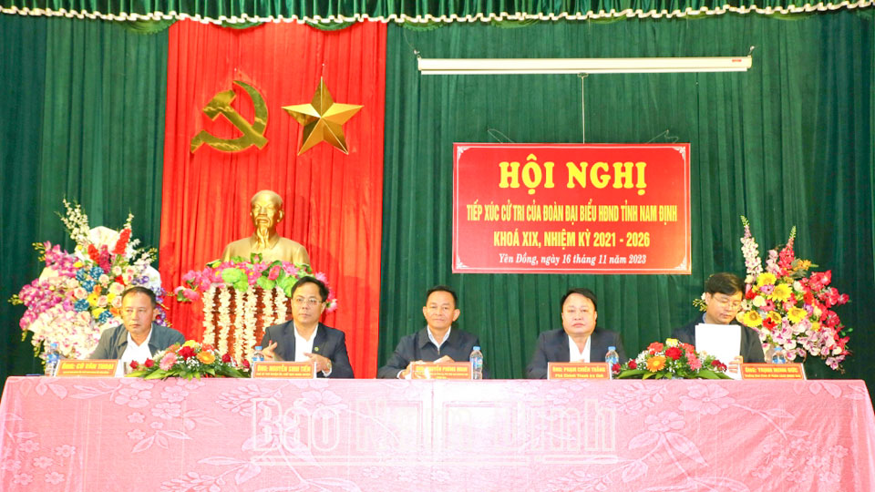 Đồng chí Nguyễn Phùng Hoan, Ủy viên Ban TVTU, Phó Chủ tịch Thường trực HĐND tỉnh và các đại biểu HĐND tỉnh tiếp xúc cử tri thuộc đơn vị bầu cử số 5 huyện Ý Yên.