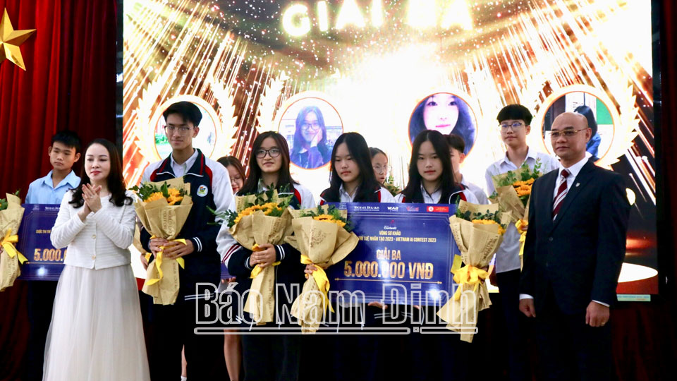 Học sinh Trường THPT Nguyễn Khuyến nhận giải thưởng Cuộc thi Trí tuệ nhân tạo 2023 do Công ty Cổ phần Sáng tạo VLAB Việt Nam phối hợp Báo VietNamnet và Truyền hình Quốc hội tổ chức.