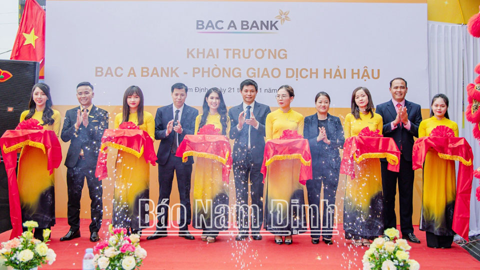 Đại diện lãnh đạo Chi nhánh Ngân hàng Nhà nước tỉnh, huyện Hải Hậu và Chi nhánh BAC A BANK Nam Định cắt băng khai trương Phòng Giao dịch Hải Hậu.