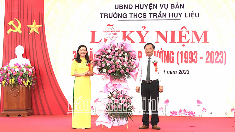 Đồng chí Phạm Văn Quyết, TUV, Bế Tắc thư Huyện uỷ Vụ Bản tặng hoa chúc mừng mái ấm ngôi trường.