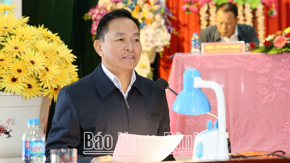 Đồng chí Phó Chủ tịch Thường trực HĐND tỉnh Nguyễn Phùng Hoan trả lời các ý kiến của cử tri tại hội nghị.