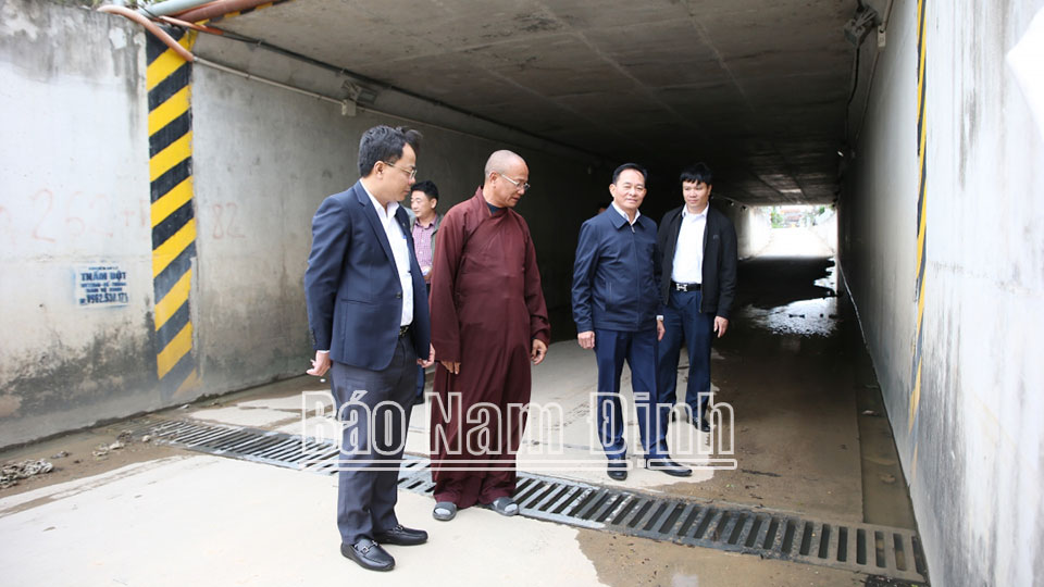 Các đại biểu HĐND tỉnh giám sát khu vực bể chứa nước trong hầm cầu chui tại thôn Mễ Thượng, xã Yên Khang thuộc dự án đường cao tốc Cao Bồ - Mai Sơn.