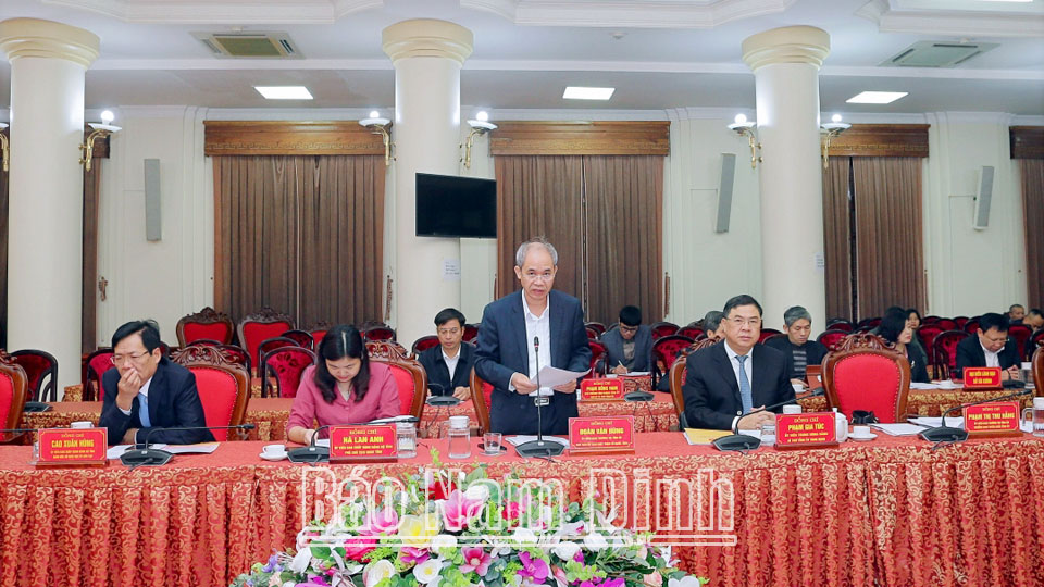 Đồng chí Chủ tịch Ủy ban MTTQ Việt Nam tỉnh Đoàn Văn Hùng trình bày báo cáo tại hội nghị