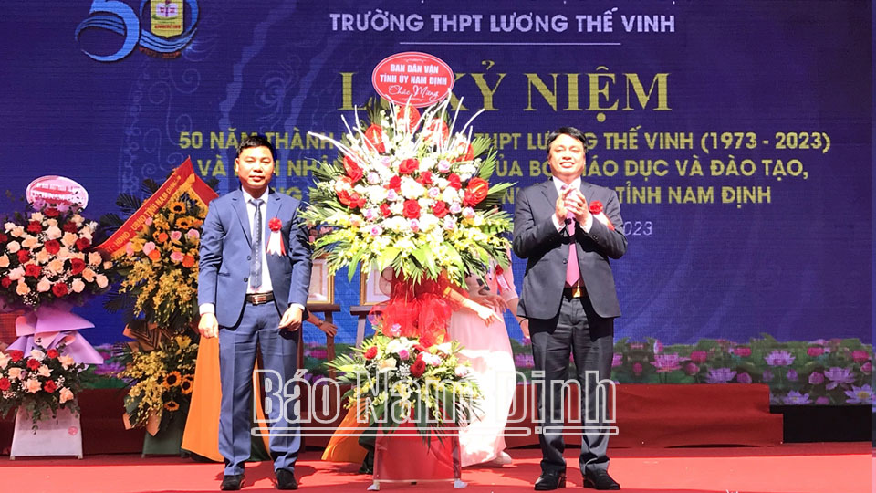 Đồng chí Trần Minh Thắng, Uỷ viên Ban TVTU, Trưởng Ban Dân vận Tỉnh uỷ tặng hoa chúc mừng nhà trường 
