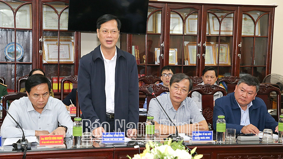 Đồng chí Nguyễn Anh Tuấn, Ủy viên Ban TVTU, Bí thư Thành ủy, Chủ tịch HĐND thành phố Nam Định, Tổ trưởng đại biểu HĐND tỉnh tại thành phố Nam Định phát biểu tại phiên họp.