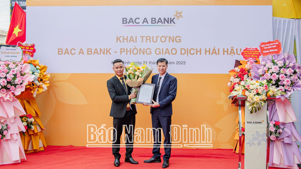 Ông Bùi Xuân Hùng, Giám đốc Ngân hàng TMCP Bắc Á Chi nhánh Nam Định trao Quyết định cho ông Nguyễn Ngọc Tài, Giám đốc Phòng Giao dịch BAC A BANK Hải Hậu.