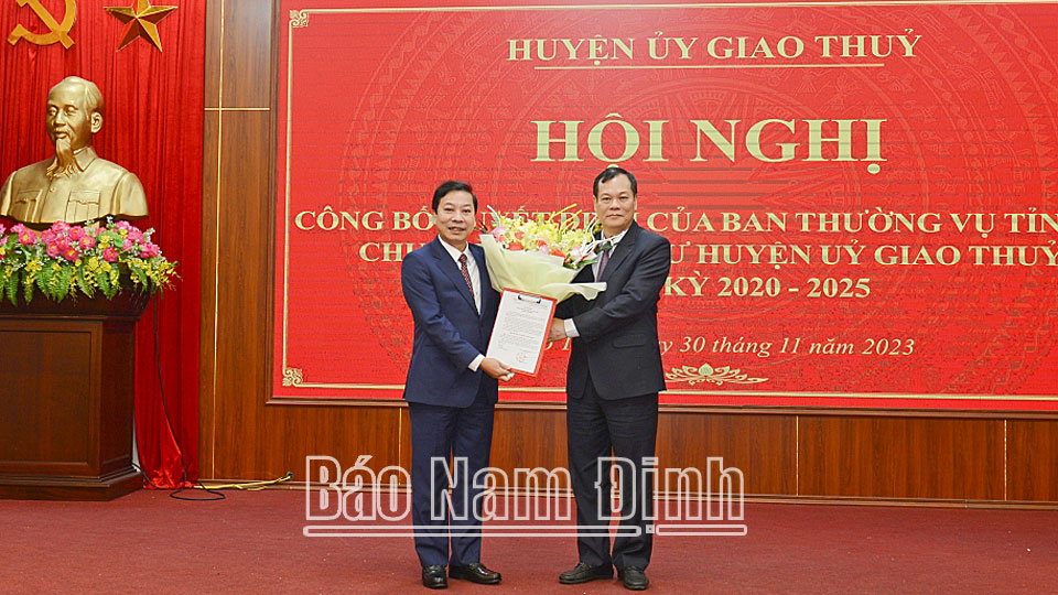 Đồng chí Phó Bí thư Thường trực Tỉnh ủy Lê Quốc Chỉnh trao Quyết định và tặng hoa chúc mừng đồng chí Cao Thành Nam.