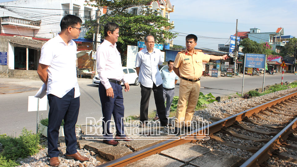 lực lượng chức năng kiểm tra vị trí lối đi tự mở qua đường sắt trên địa bàn xã Lộc An (thành phố Nam Định)