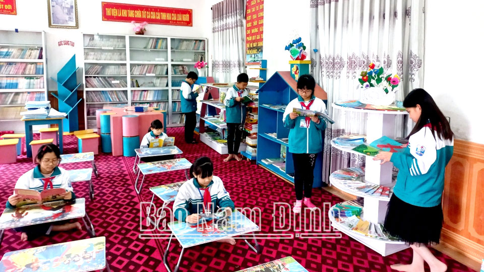 Học sinh Trường Tiểu học Giao Phong (Giao Thủy) đọc sách tại thư viện trường. 