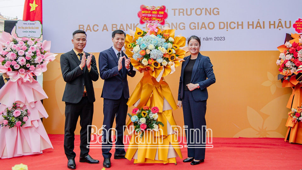 Lãnh đạo huyện Hải Hậu tặng hoa chúc mừng khai trương Phòng Giao dịch BAC A BANK Hải Hậu.
