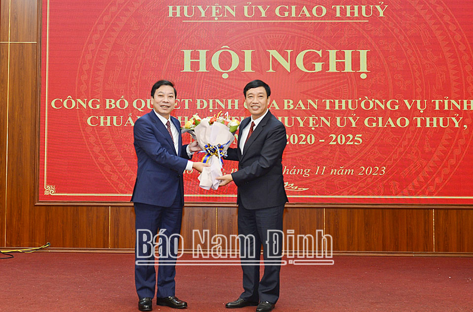 Đồng chí Giám đốc Sở Kế hoạch và Đầu tư Mai Văn Quyết tặng hoa chúc mừng đồng chí Cao Thành Nam.