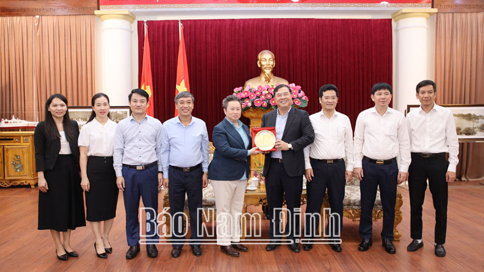 Các đồng chí lãnh đạo tỉnh tặng quà và chụp ảnh lưu niệm với Giám đốc Liên đoàn doanh nghiệp Singapore tại Việt Nam.