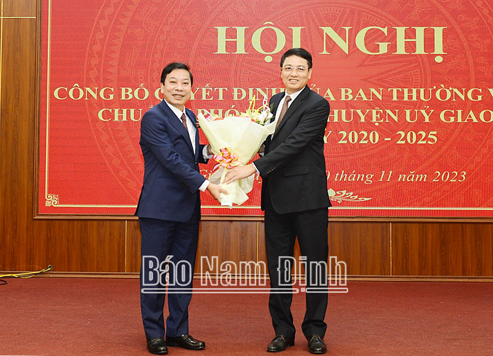 Đồng chí Bí thư Huyện ủy Giao Thủy Phạm Quang Ái tặng hoa chúc mừng đồng chí Cao Thành Nam.