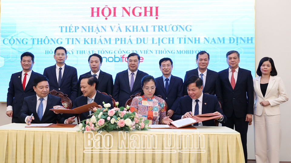 Các đồng chí lãnh đạo tỉnh, Bộ Thông tin và Truyền thông chứng kiến lễ ký kết xây dựng và phát triển Công thông tin khám phá du lịch tỉnh Nam Định