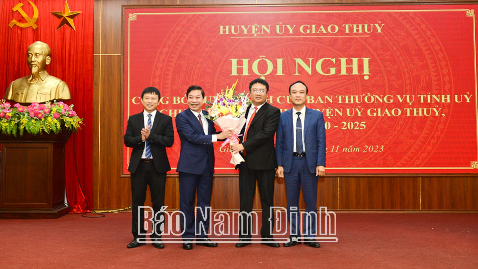 Các đồng chí lãnh đạo UBND huyện Giao Thủy tặng hoa chúc mừng đồng chí Cao Thành Nam.