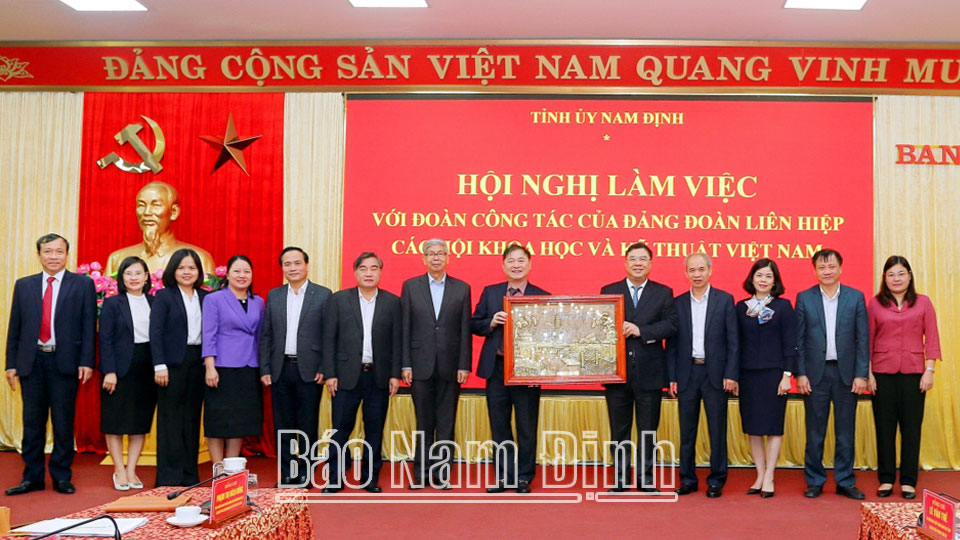 Đồng chí Bí thư Tỉnh ủy Phạm Gia Túc và các đồng chí lãnh đạo tỉnh tặng Đoàn công tác bức tranh tháp Phổ Minh - biểu tượng lịch sử - văn hoá của tỉnh Nam Định.